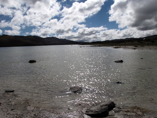 Auch am See Aquelmane Sidi Ali gibt es viele Fische.