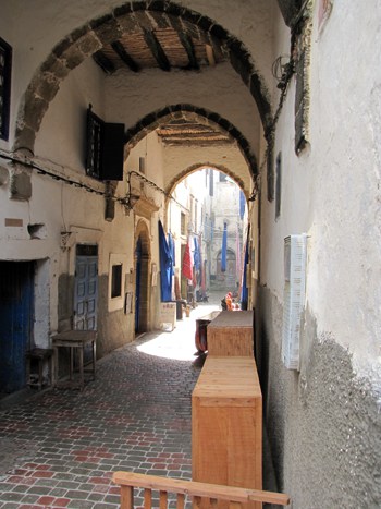Eine typische Gasse in einer marokkanischen Stadt.